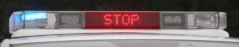 Voorkom oplichting door nepagenten Politiewagen met stopteken