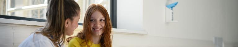 Vrouw wordt behandeld door arts