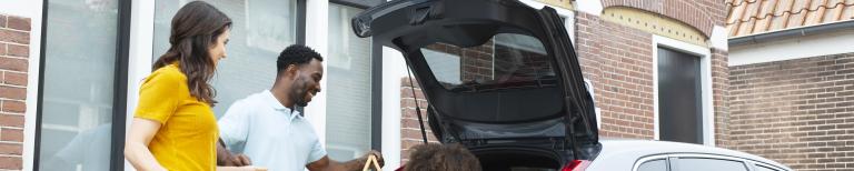 Gezin pakt een auto in