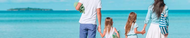 Gezin staat op het strand